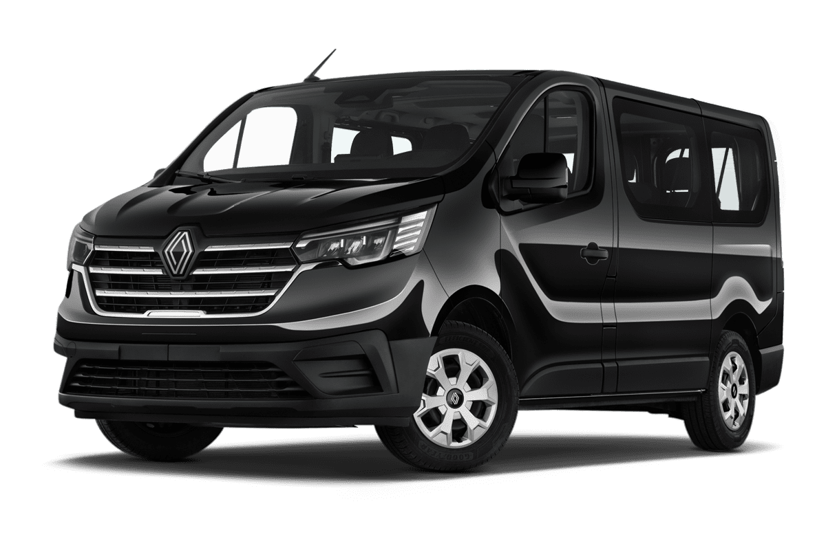 Tiefe, schräge Heckansicht eines Renault Trafic Kombi, freigestellt