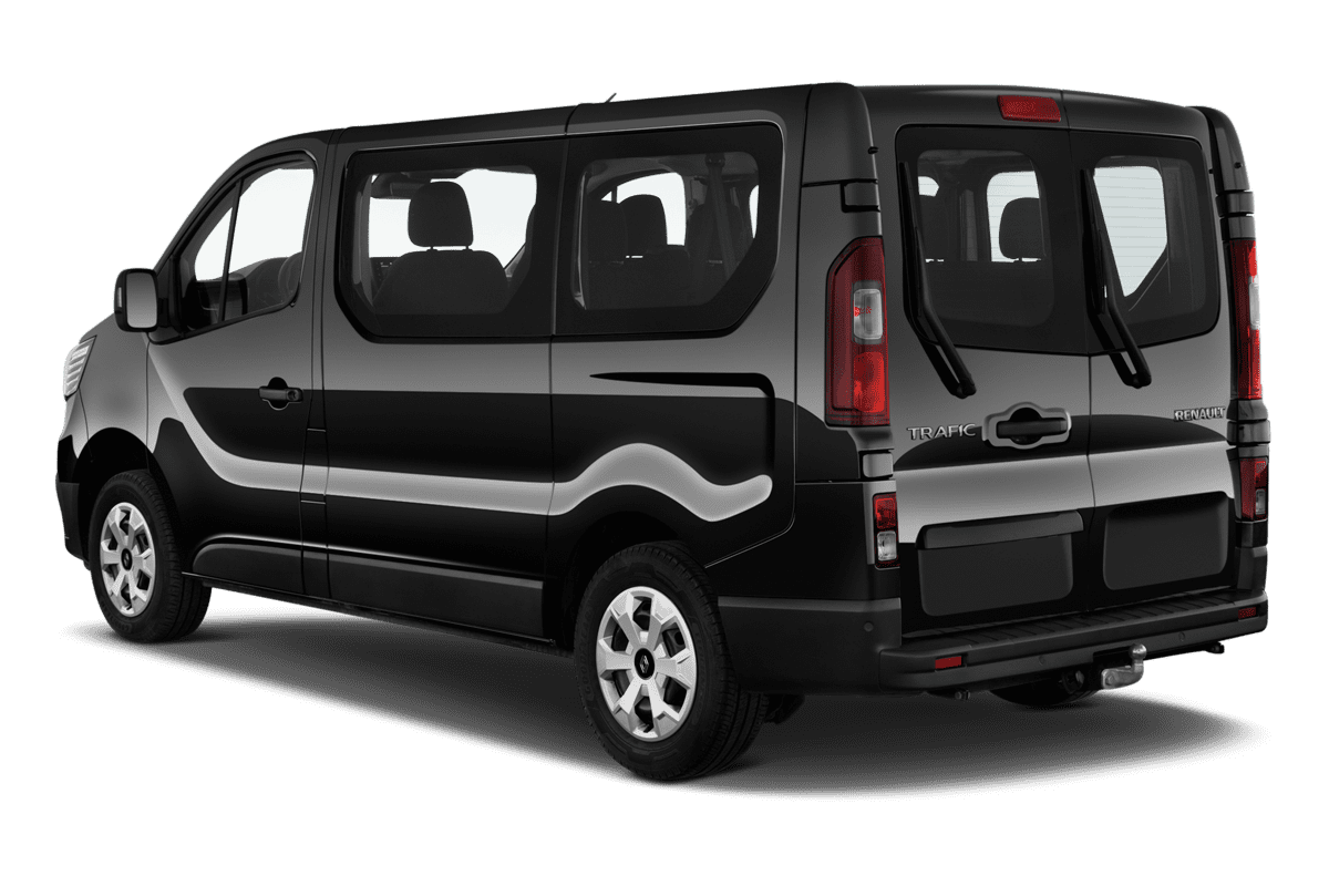 Schräge Heckansicht eines Renault Trafic Kombi, freigestellt