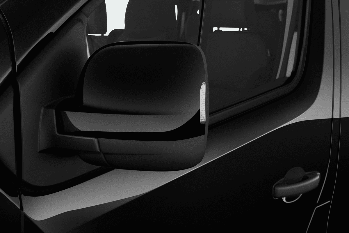 Rückspiegel eines Renault Trafic Kombi