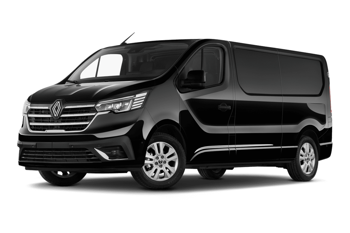 Tiefe, schräge Heckansicht eines Renault Trafic Normal Kastenwagen , freigestellt