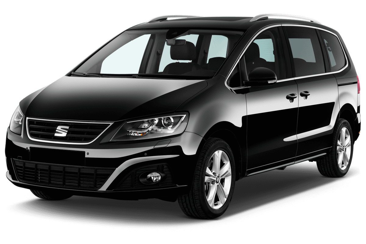 Schräge Frontansicht eines Seat Alhambra, freigestellt