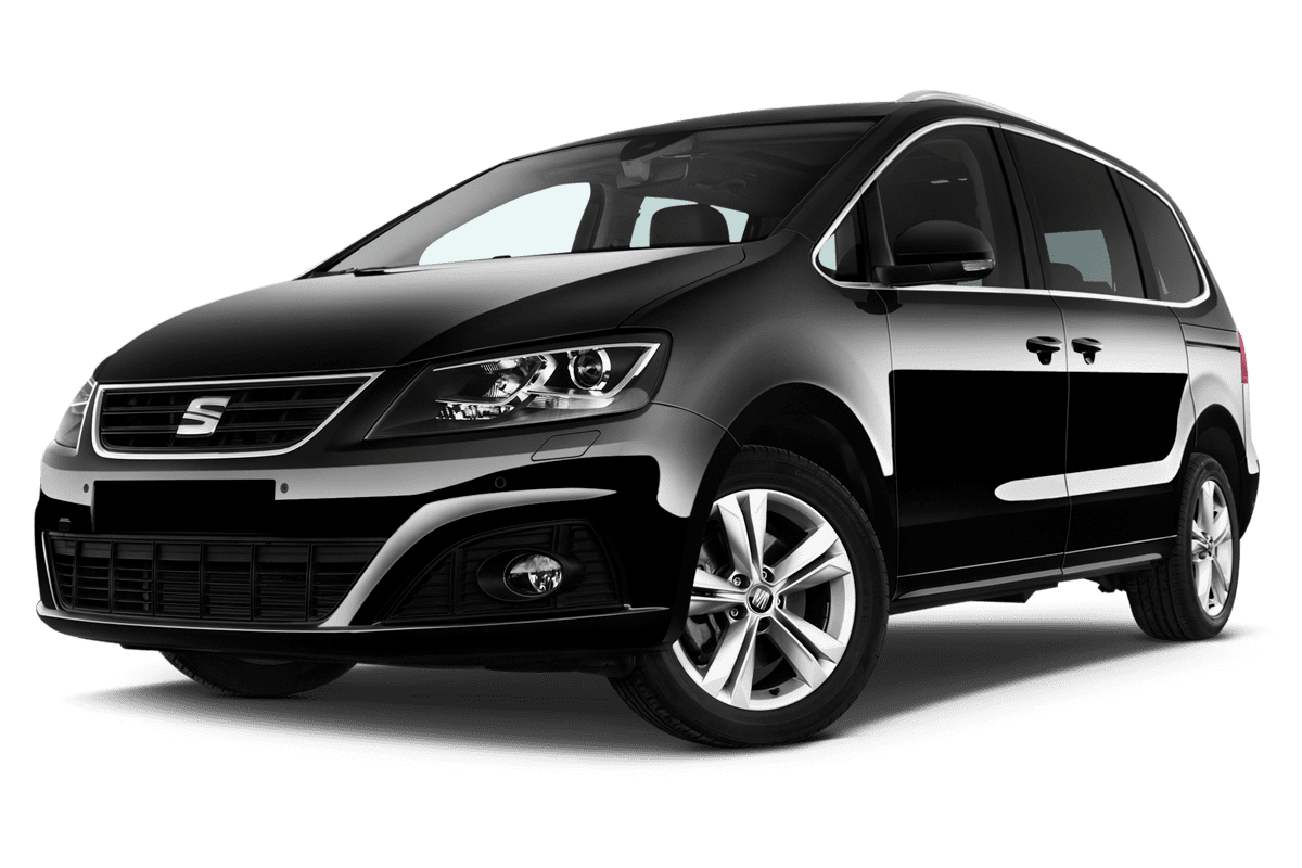 Tiefe, schräge Heckansicht eines Seat Alhambra, freigestellt