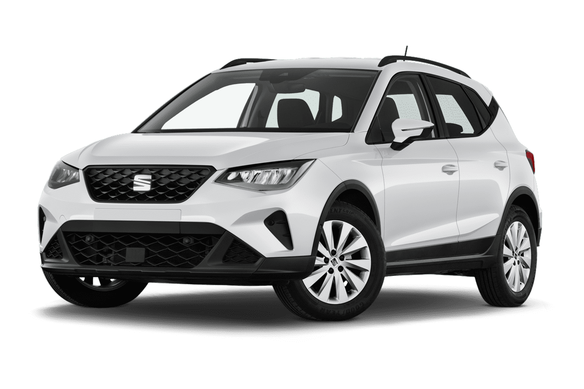 Tiefe, schräge Heckansicht eines Seat Arona, freigestellt