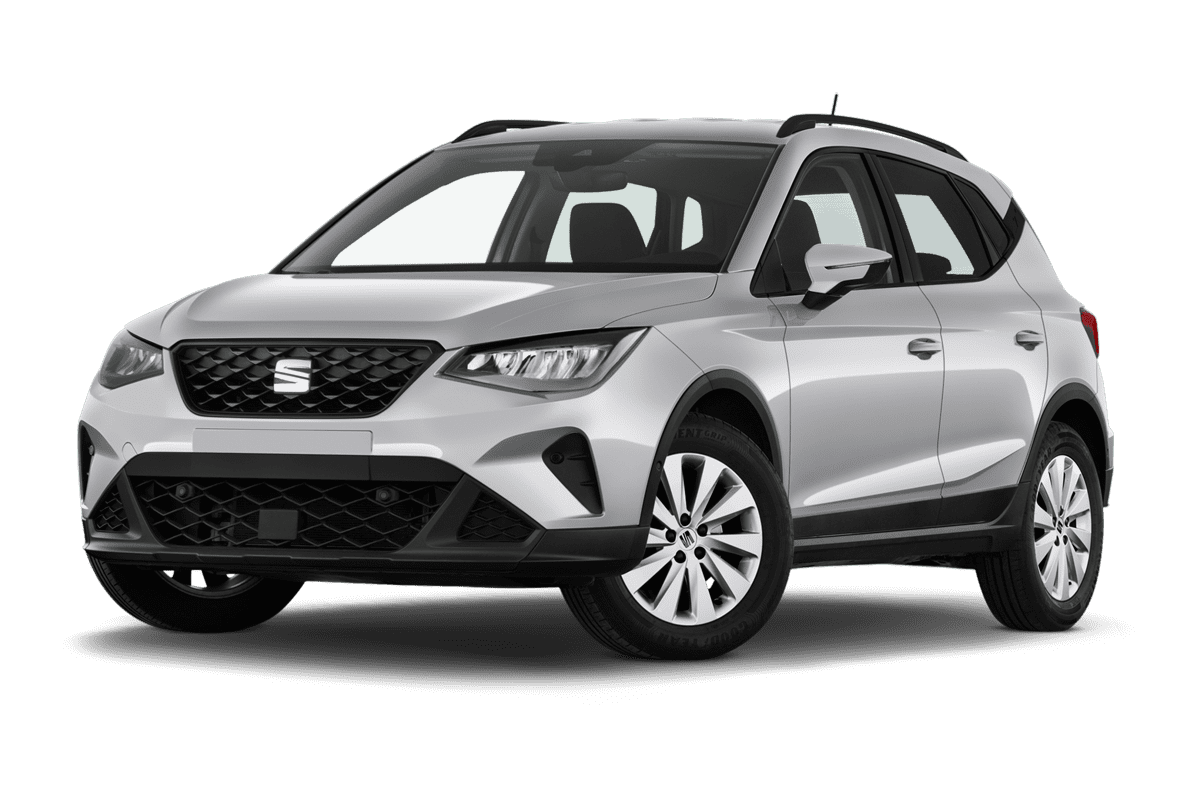 Tiefe, schräge Heckansicht eines Seat Arona Road Edition, freigestellt