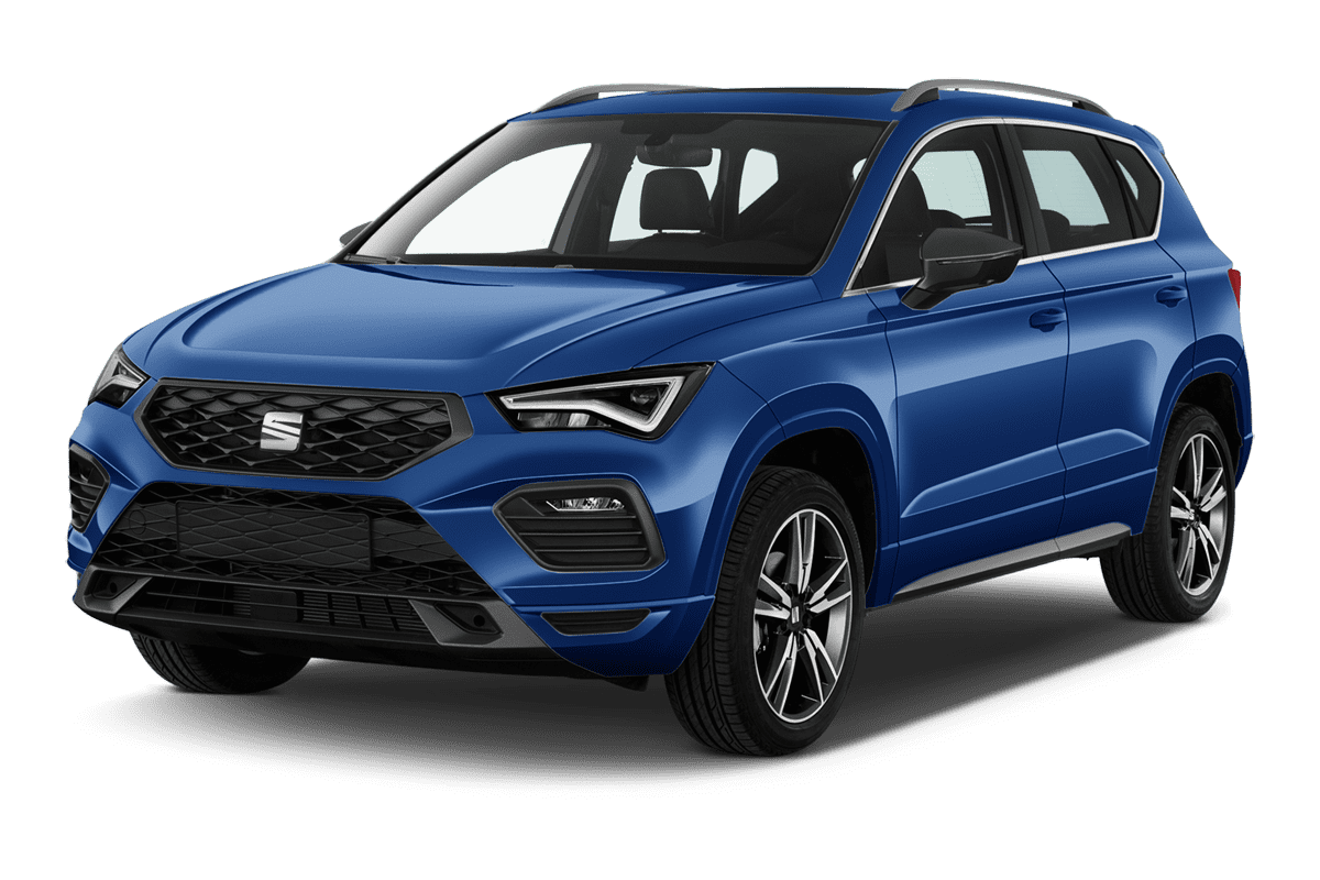Schräge Frontansicht auf einen SEAT Ateca, freigestellt