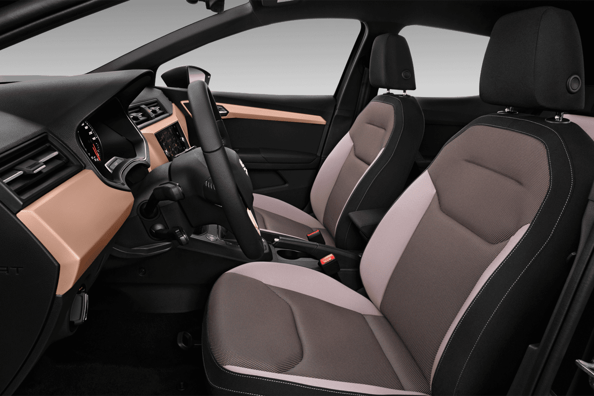 Vordersitze eines Seat Ibiza Black Edition