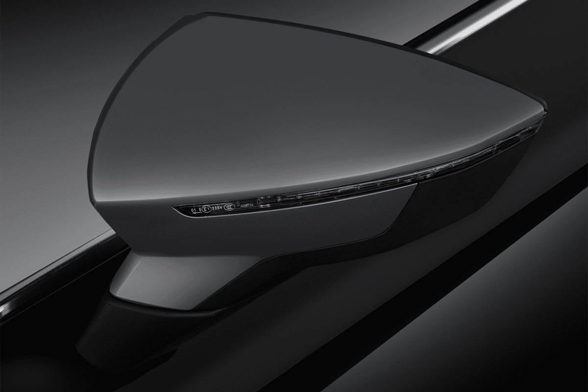 Rückspiegel eines Seat Ibiza Black Edition