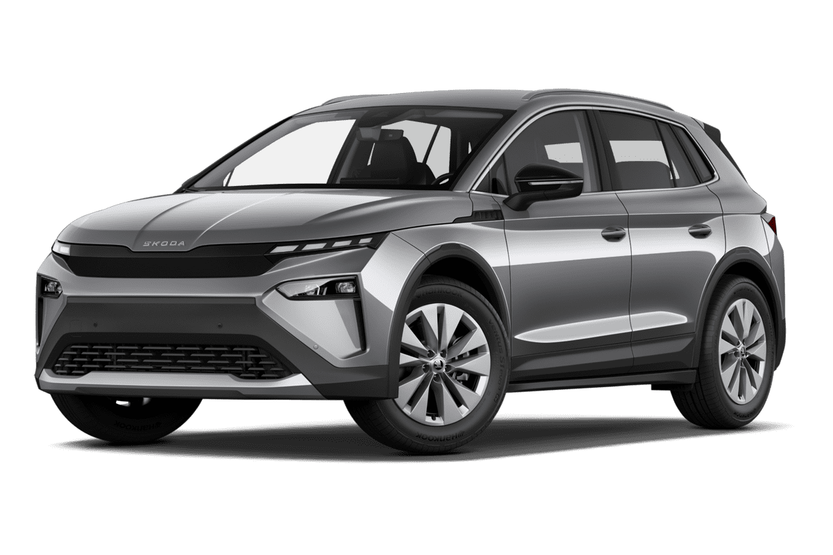 Tiefe, schräge Heckansicht eines Skoda Elroq , freigestellt