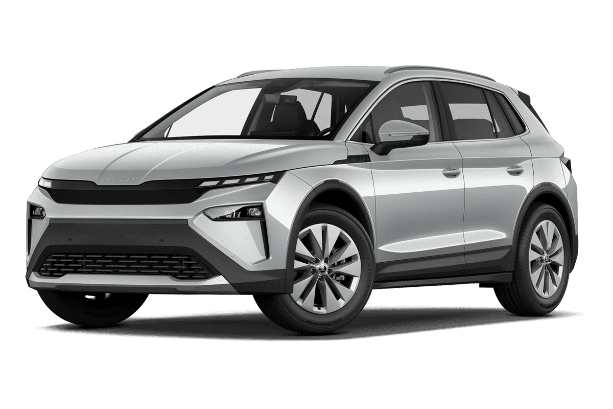 Tiefe, schräge Heckansicht eines Skoda Elroq , freigestellt