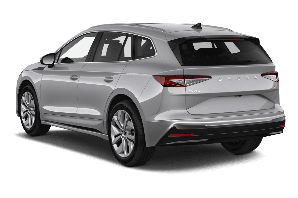 Schräge Heckansicht eines Skoda Enyaq, freigestellt