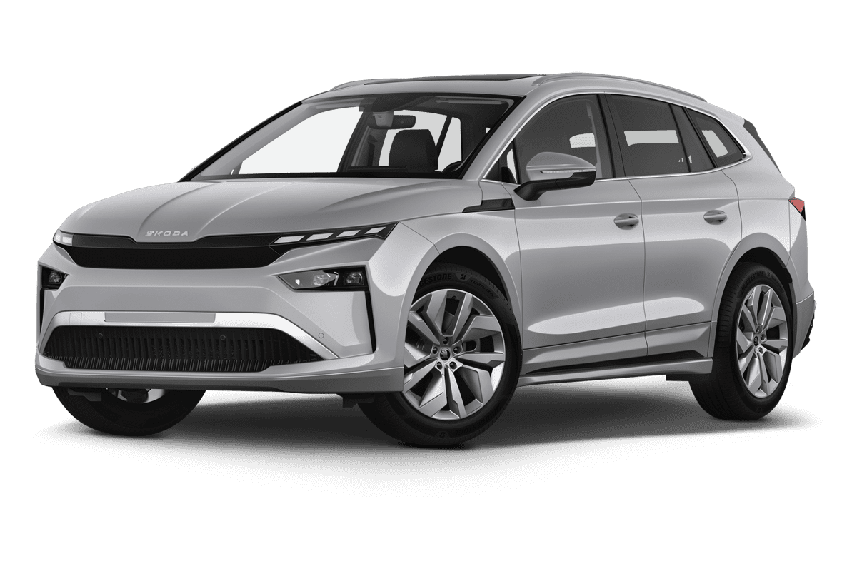 Tiefe, schräge Heckansicht eines Skoda Enyaq, freigestellt