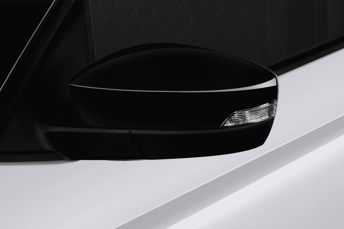 Rückspiegel eines Skoda Fabia Limousine Soleil
