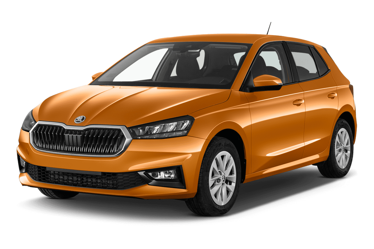 Schräge Frontansicht eines Skoda Fabia Limousine, freigestellt