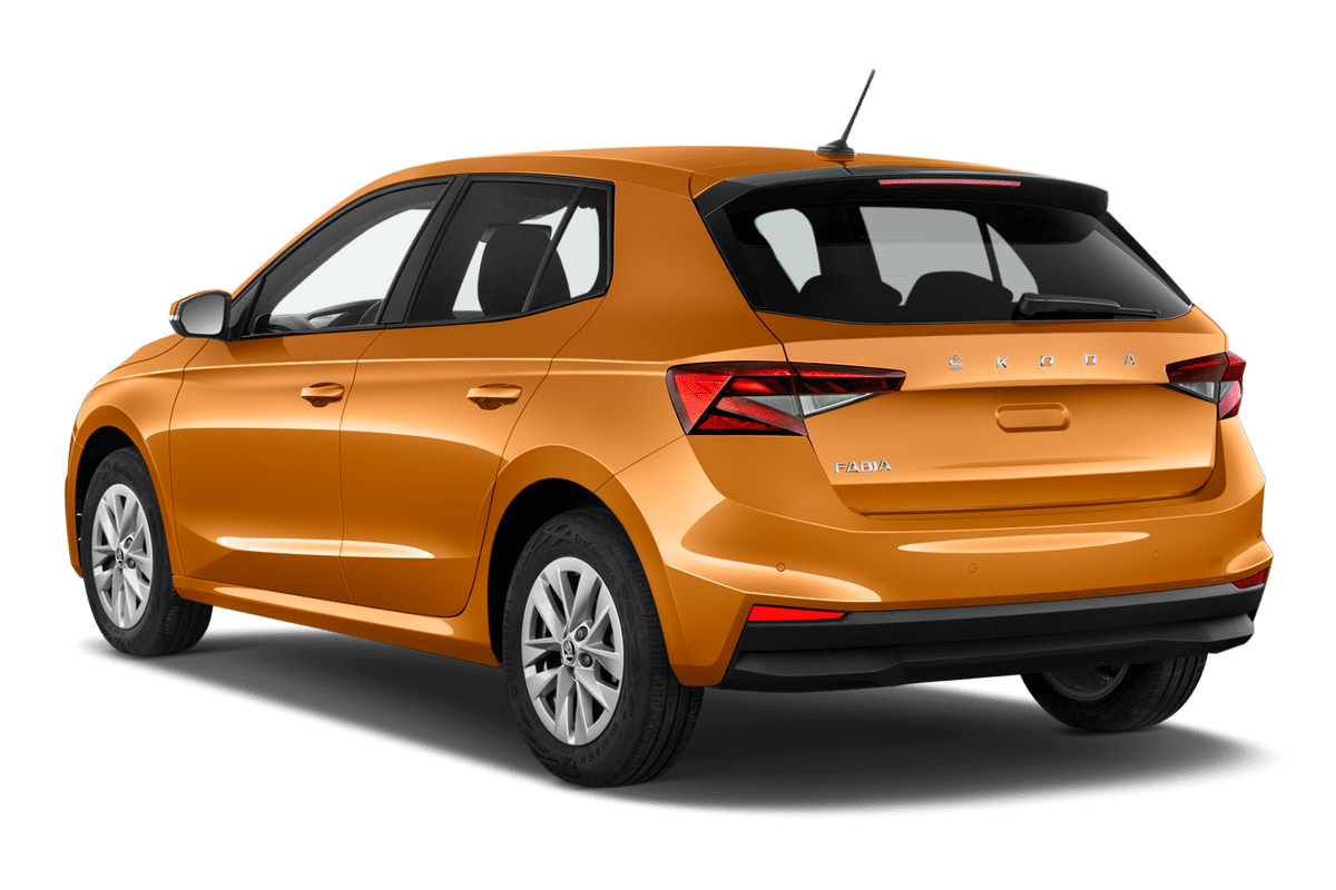 Schräge Heckansicht eines Skoda Fabia Limousine, freigestellt