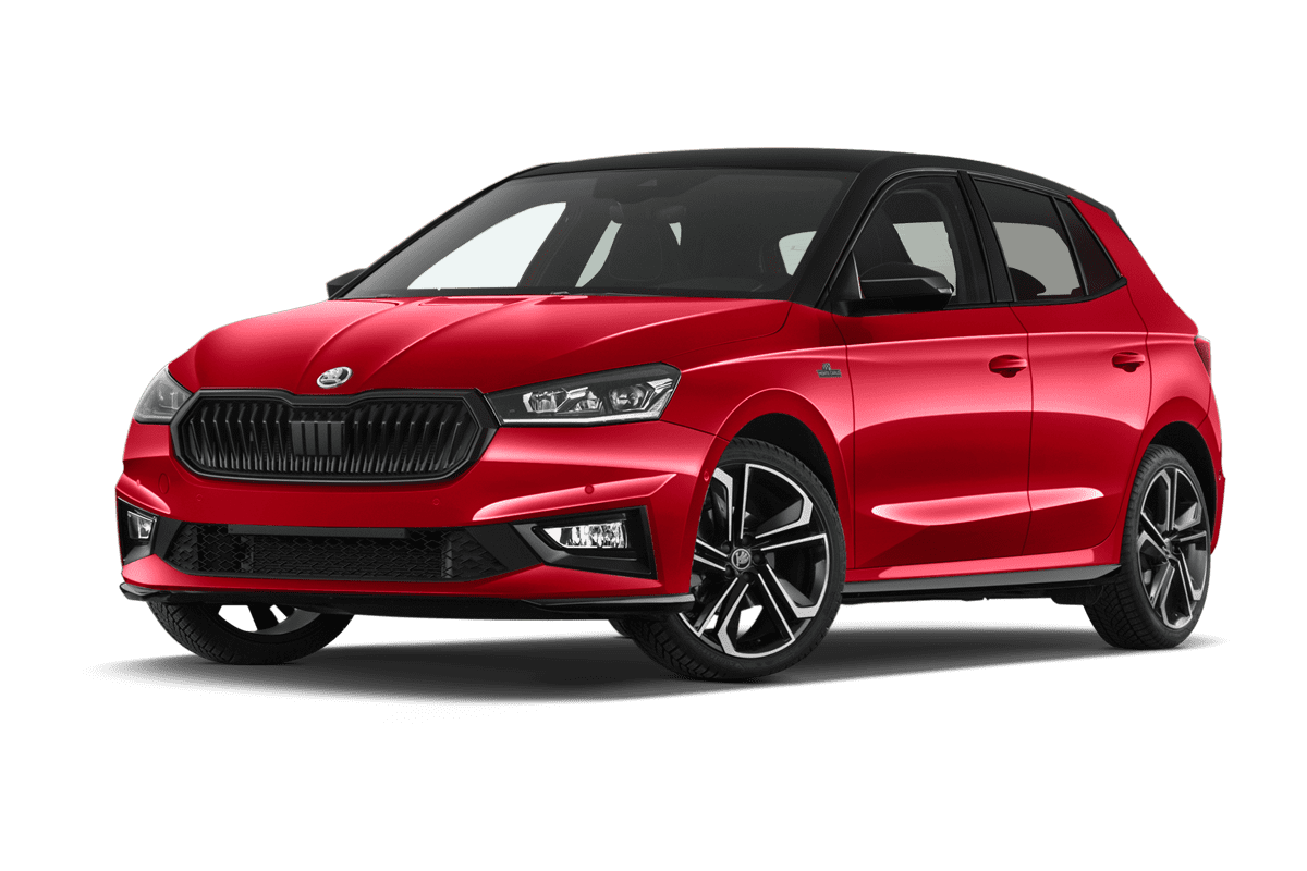 Tiefe, schräge Heckansicht eines Skoda Fabia Limousine Drive , freigestellt