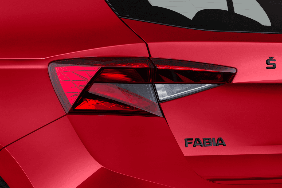 Heckleuchten eines Skoda Fabia Limousine Drive