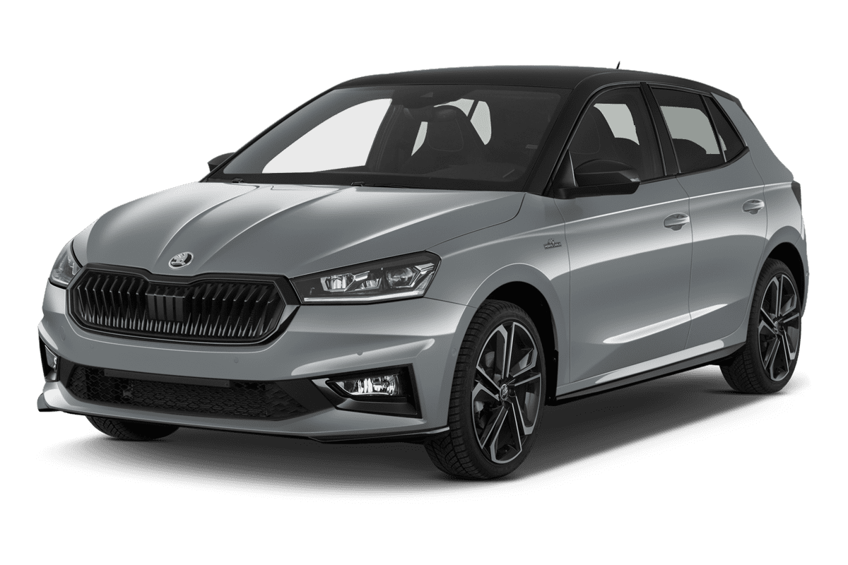Schräge Frontansicht eines Skoda Fabia Limousine, freigestellt