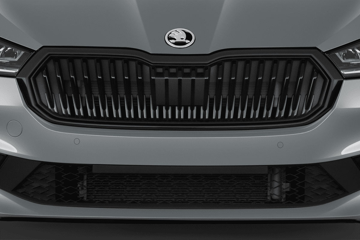Kühlergrill eines Skoda Fabia Limousine (KI-generiert)