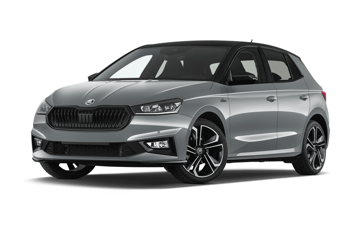 Tiefe, schräge Heckansicht eines Skoda Fabia Limousine, freigestellt (KI-generiert)