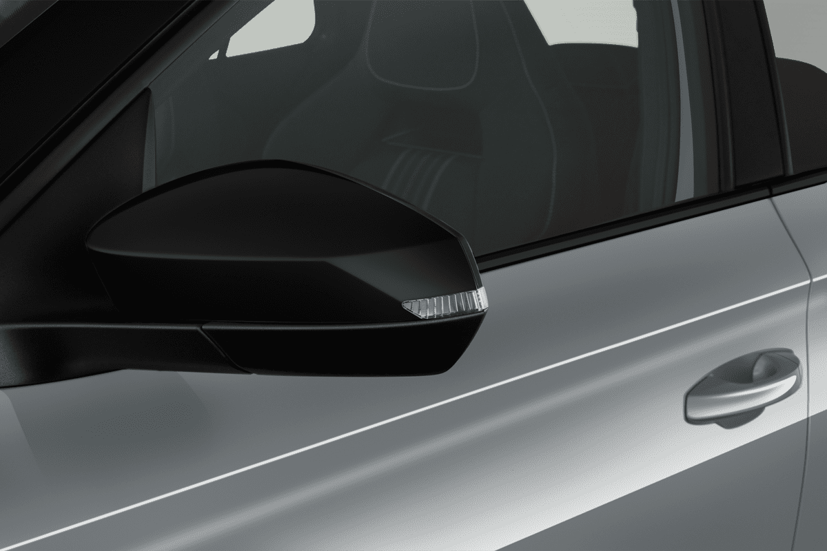 Rückspiegel eines Skoda Fabia Limousine (KI-generiert)