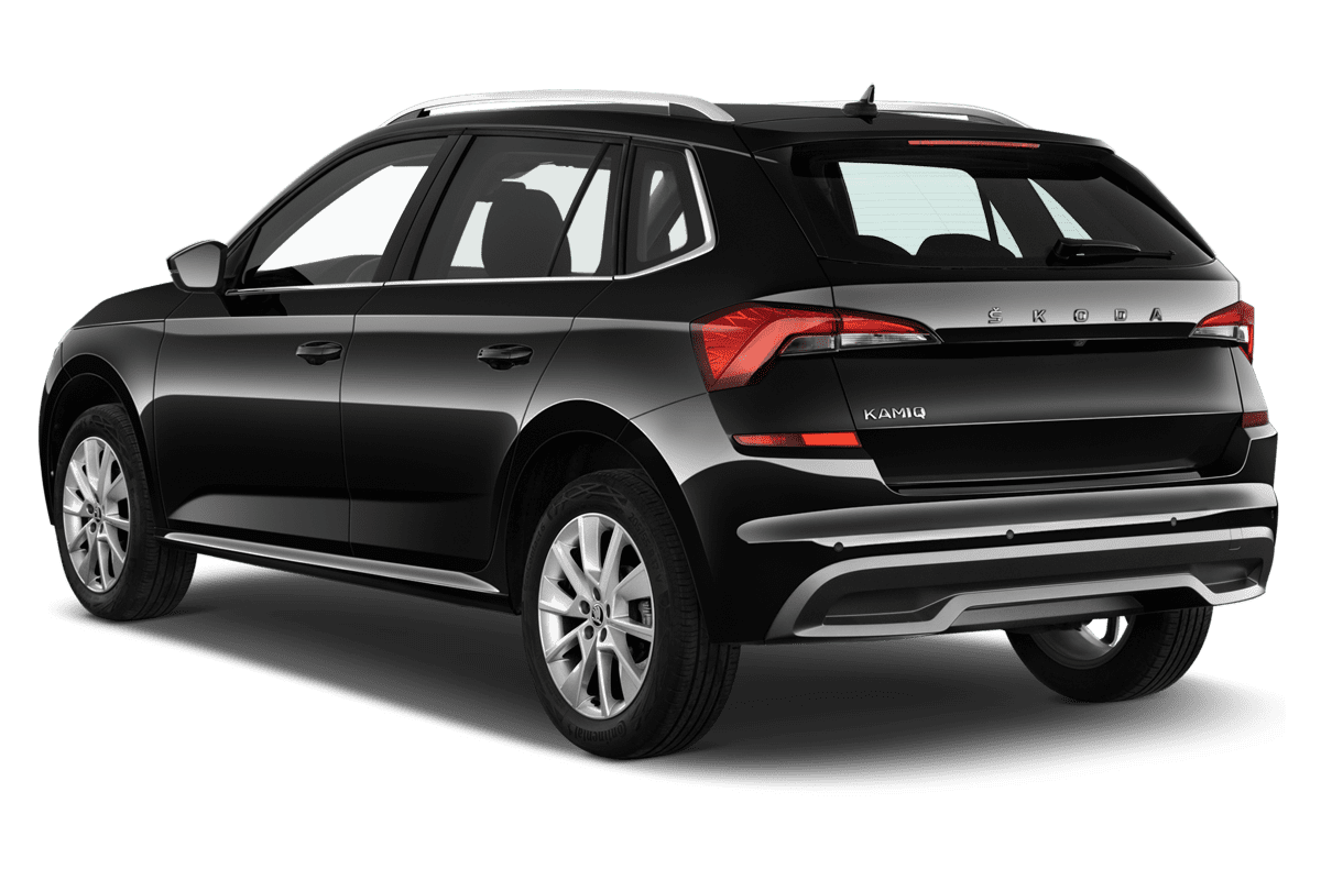 Schräge Heckansicht eines Skoda Kamiq Drive, freigestellt
