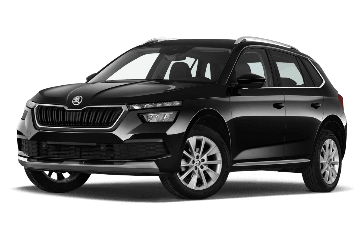 Tiefe, schräge Heckansicht eines Skoda Kamiq Drive, freigestellt