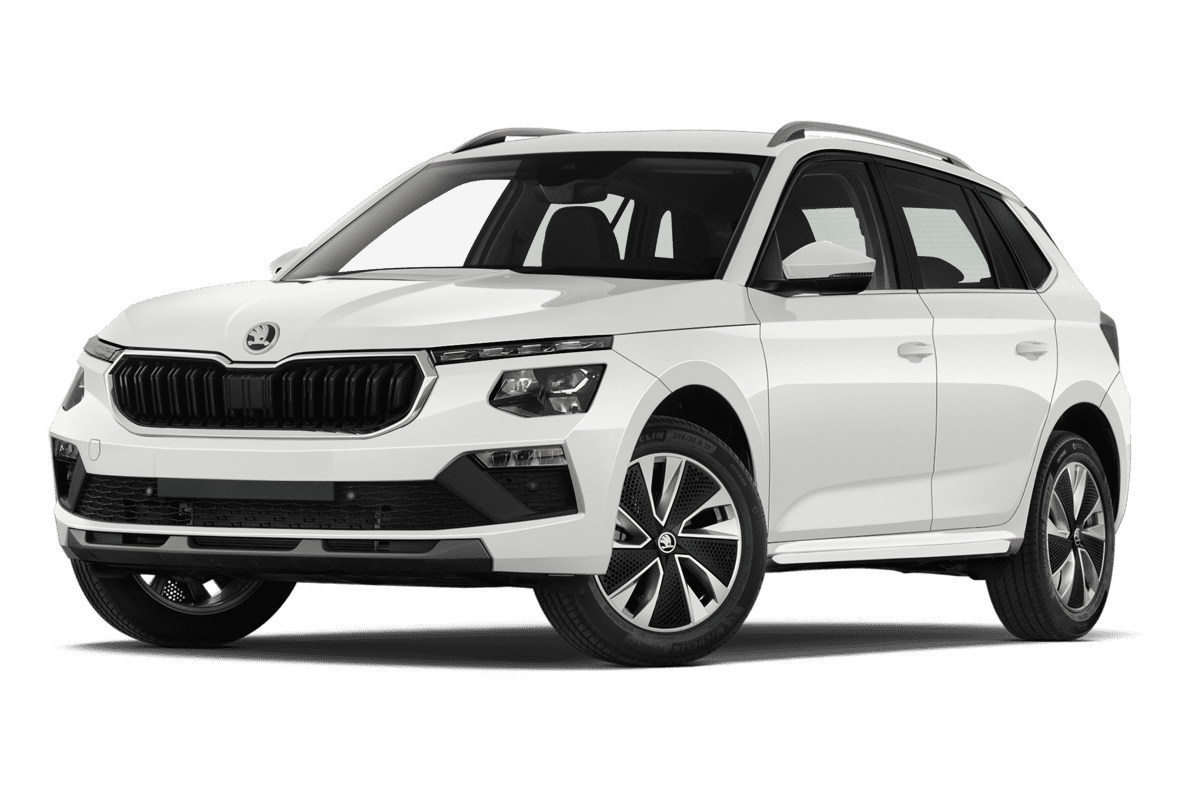 Tiefe, schräge Heckansicht eines Skoda Kamiq, freigestellt
