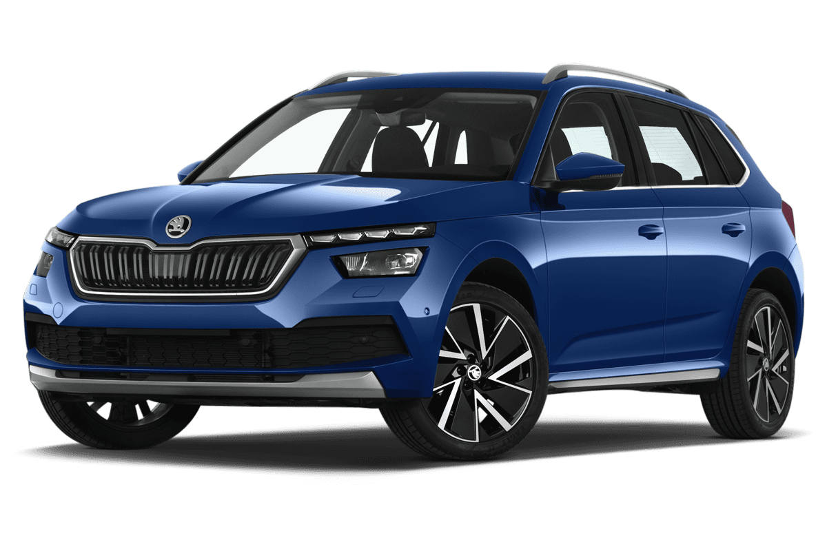 Tiefe, schräge Heckansicht eines Skoda Kamiq Tour, freigestellt