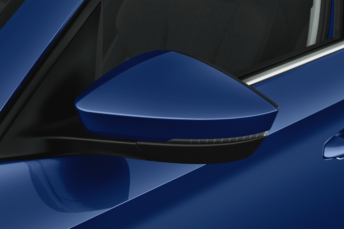 Rückspiegel eines Skoda Kamiq Tour