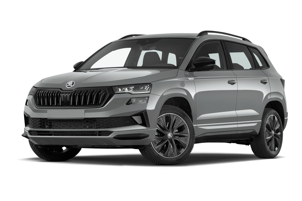 Tiefe, schräge Heckansicht eines Skoda Karoq Sportline, freigestellt