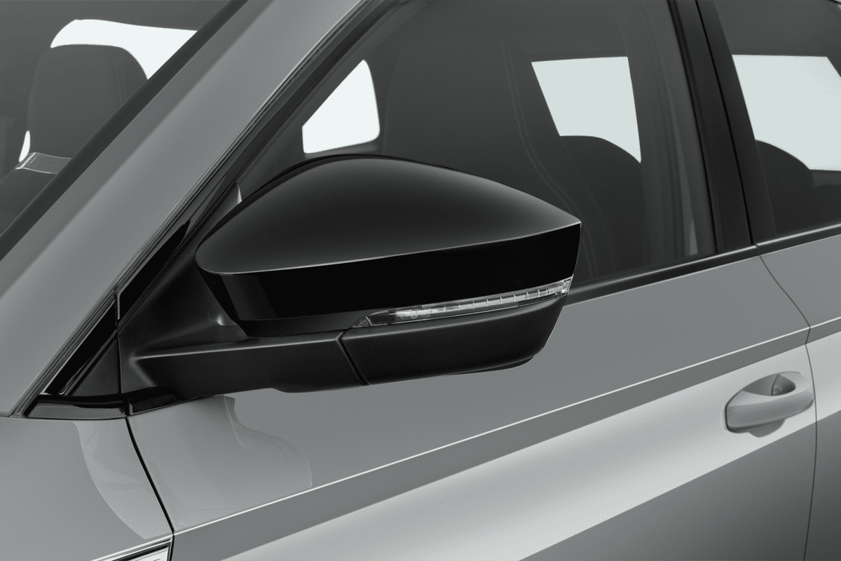 Rückspiegel eines Skoda Karoq Sportline