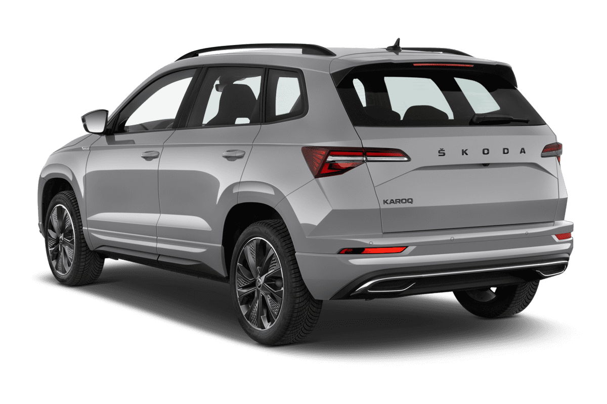 Schräge Heckansicht eines Skoda Karoq, freigestellt