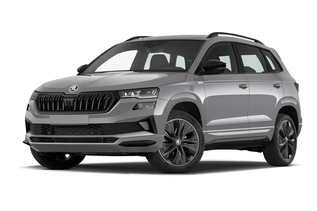 Tiefe, schräge Heckansicht eines Skoda Karoq, freigestellt