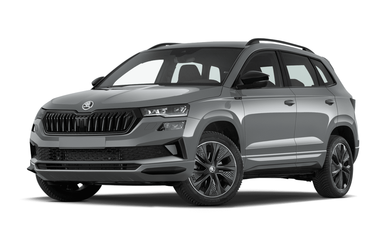 Tiefe, schräge Heckansicht eines Skoda Karoq, freigestellt