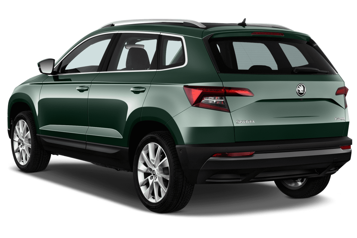 Schräge Heckansicht eines Skoda Karoq Drive 125, freigestellt