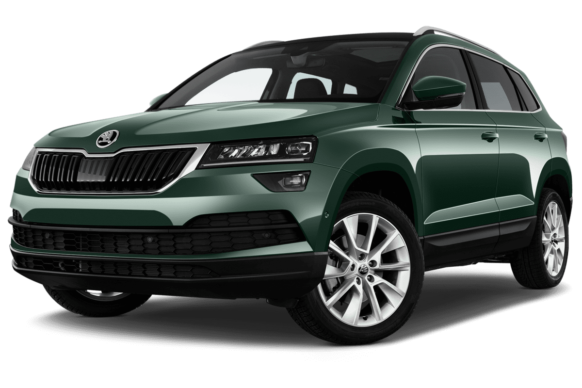 Tiefe, schräge Heckansicht eines Skoda Karoq Drive 125, freigestellt