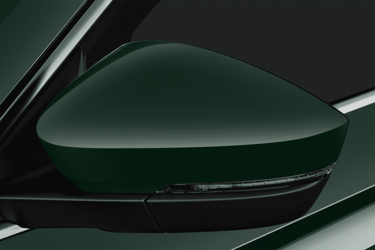 Rückspiegel eines Skoda Karoq Drive 125