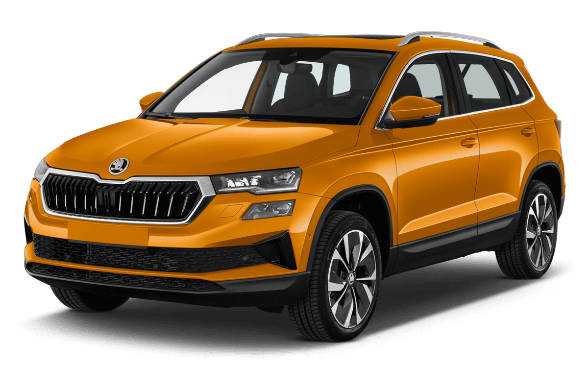 Schräge Frontansicht eines Skoda Karoq Drive, freigestellt
