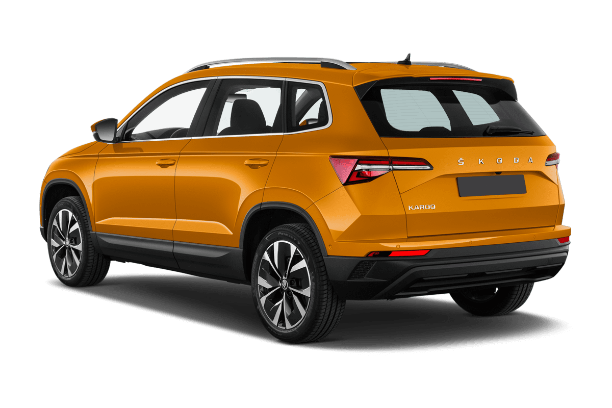Schräge Heckansicht eines Skoda Karoq Drive, freigestellt