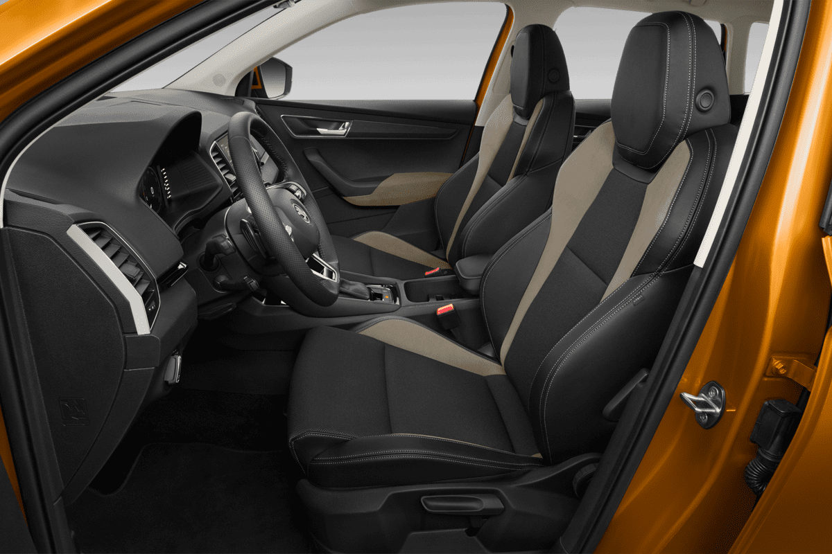 Vordersitze eines Skoda Karoq Drive