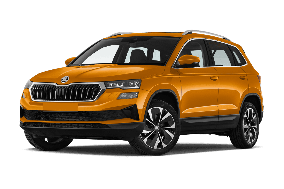 Tiefe, schräge Heckansicht eines Skoda Karoq Drive, freigestellt