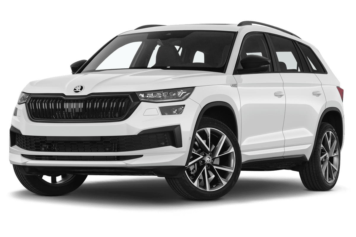 Tiefe, schräge Heckansicht eines Skoda Kodiaq Sportline, freigestellt