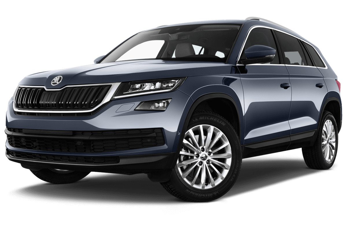 Tiefe, schräge Heckansicht eines Skoda Kodiaq Drive 125, freigestellt