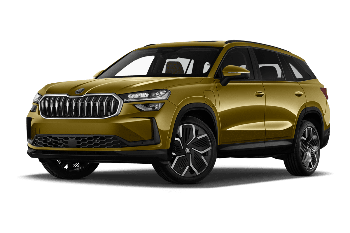 Tiefe, schräge Heckansicht eines Skoda Kodiaq Plug-in-Hybrid, freigestellt