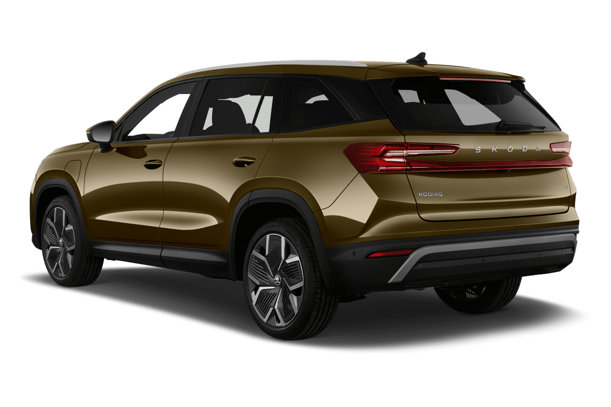 Schräge Heckansicht eines Skoda Kodiaq Plug-in-Hybrid, freigestellt