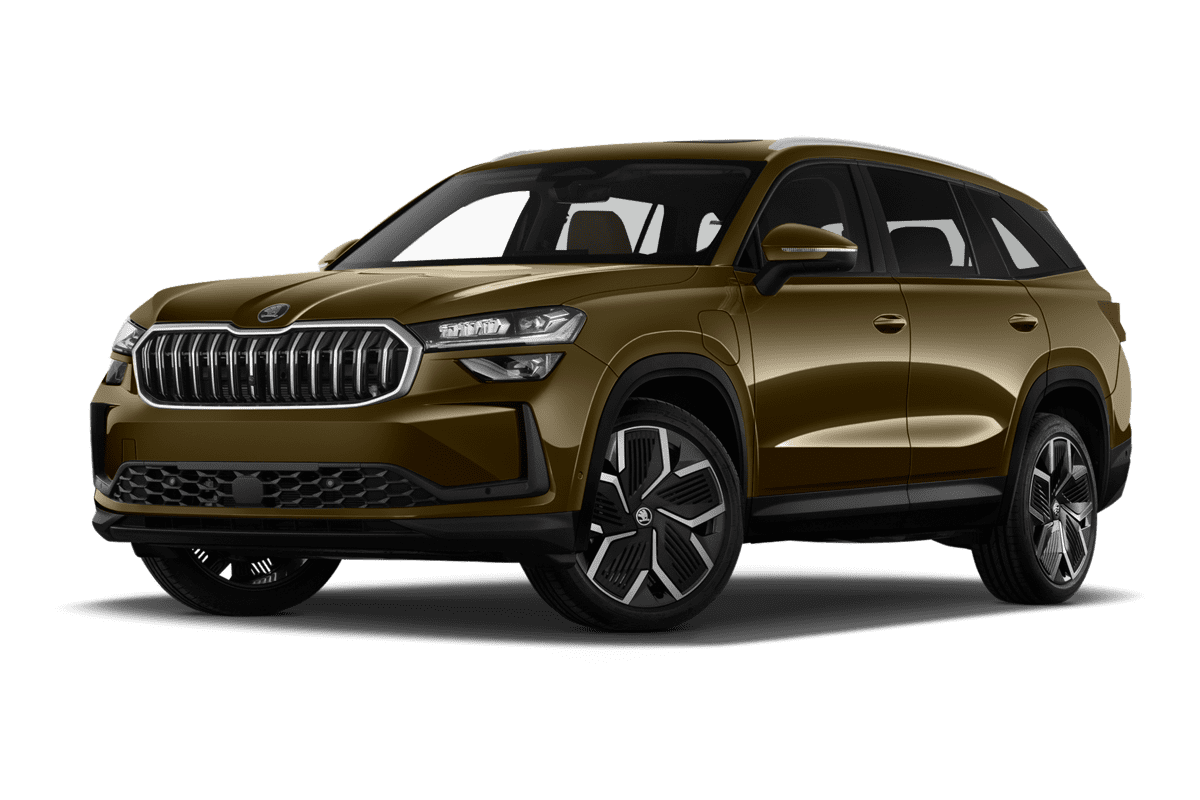 Tiefe, schräge Heckansicht eines Skoda Kodiaq Plug-in-Hybrid, freigestellt