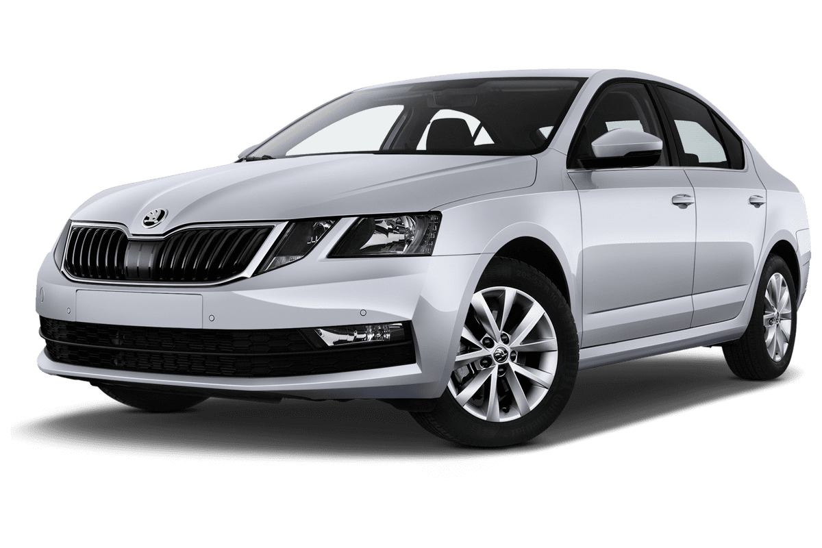 Tiefe, schräge Heckansicht eines Skoda Octavia Limousine iV, freigestellt