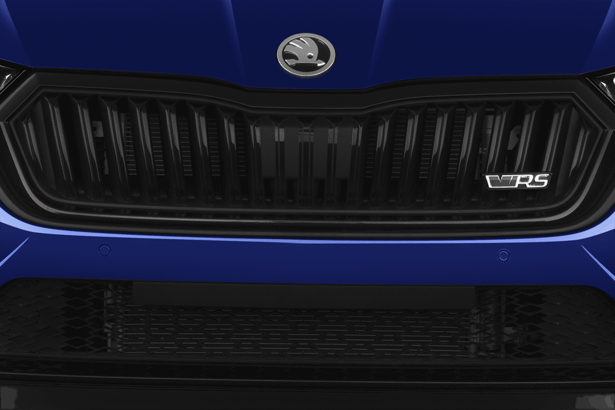 Kühlergrill eines Skoda Octavia Combi RS iV