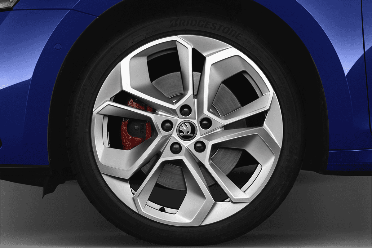 Radkappe oder Felge eines Skoda Octavia Combi RS iV