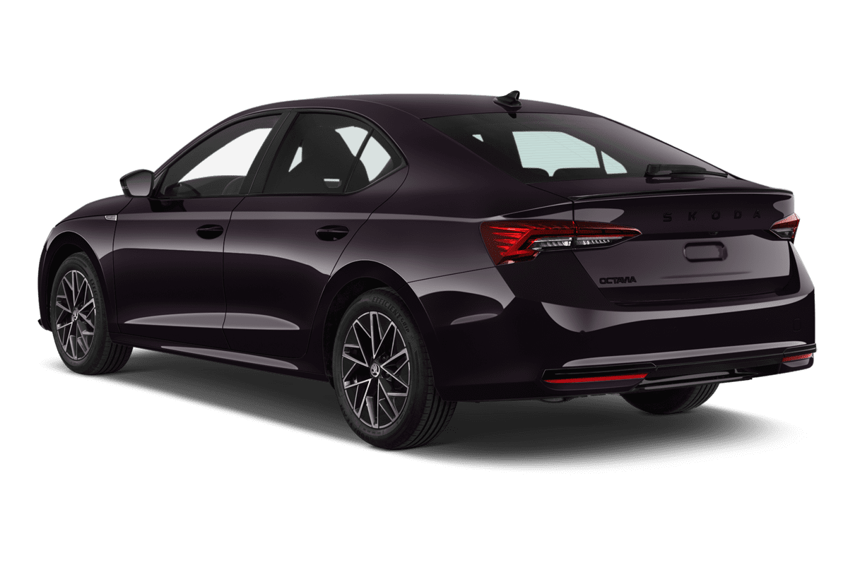 Schräge Heckansicht eines Skoda Octavia Limousine , freigestellt